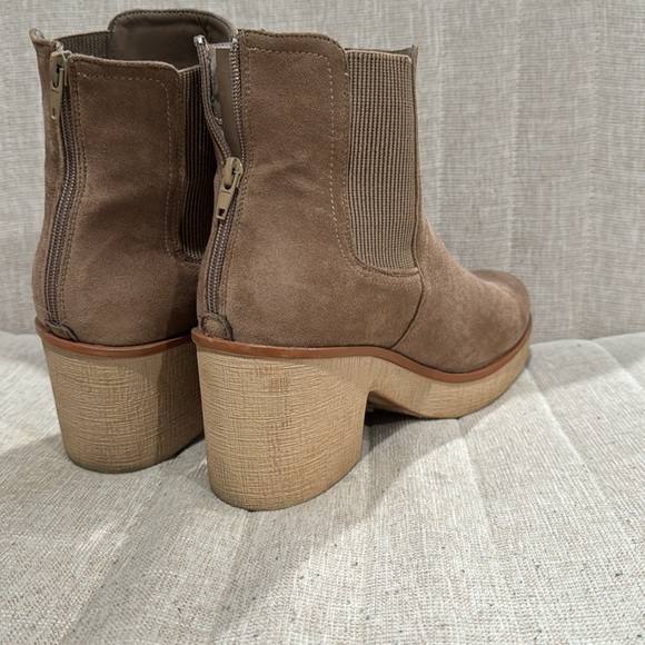 Taupe heeled booties - Picture 2 of 8